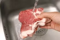 Vì sao không nên rửa thịt trước khi nấu, lý do khiến nhiều người bất ngờ