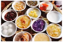 Gợi ý địa chỉ thưởng thức: Chè Hẻm (Hùng Vương), Chè Mợ Tôn Đích (Đinh Tiên Hoàng), Chè Sao (Nguyễn Huệ) đều có hơn 20 loại chè, từ cung đình đến dân gian, giá 10.000 – 20.000 đồng/cốc. Ảnh amthuchue