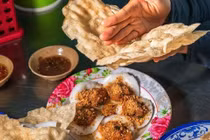 Đặc sản giòn rụm "vừa ăn vừa đập" khiến du khách mê mẩn