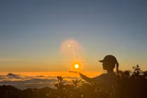 Các đoàn thường nghỉ tại lán, chuẩn bị bữa tối sớm và tận dụng buổi sáng để săn bình minh, nhưng ngắm hoàng hôn từ đỉnh cũng là trải nghiệm đầy mê hoặc. Hành trình không quá khó, phù hợp với những người có sức khỏe ổn định, chuẩn bị tinh thần tốt và nắm vững kỹ năng dã ngoại cơ bản. Ảnh Trần Khoa Thúy