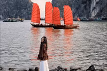 Sắc đỏ giữa vịnh Hạ Long khiến du khách mê mẩn