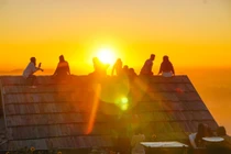 Tà Xùa mê hoặc du khách với mái nhà gỗ giữa biển mây Tây Bắc