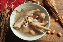 Súp chân gà nấm rơm - món ngon bổ sung collagen cho da