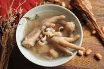 Súp chân gà nấm rơm - món ngon bổ sung collagen cho da