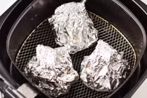 Dùng giấy bạc, giấy nến trong nồi chiên có gây độc hại?