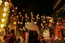 Ánh đèn phản chiếu xuống mặt nước, tạo nên khung cảnh lung linh, huyền ảo tựa bức tranh sống động giữa lòng phố cổ.