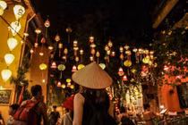 Ánh đèn phản chiếu xuống mặt nước, tạo nên khung cảnh lung linh, huyền ảo tựa bức tranh sống động giữa lòng phố cổ.