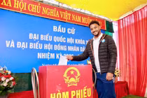 Xuân Son, Hoàng Hên xúc động lần đầu cầm lá phiếu công dân Việt Nam