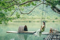 Chia sẻ với Báo Vietnamnet anh Hùng Trọng Vĩ, người làm du lịch lâu năm tại Hữu Lũng, cho biết khu vực quanh cây được thiết kế thêm các tiểu cảnh như lán chòi, ghế xích đu, tạo không gian nghỉ ngơi lý tưởng.