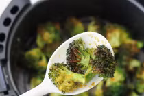 5 thực phẩm dễ làm hỏng nồi chiên không dầu, nên tránh ngay