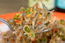 Về Quảng Trị thưởng thức gỏi tép nhảy tươi ngon khó cưỡng