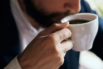 Điều gì xảy ra với cơ thể khi uống cà phê lúc bụng đói?
