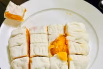 Bánh dẻo 'làm mát' rồi ấn dẹt, cách ăn lạ gây sốt mùa Trung thu