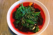 Loại rau luộc nước "đỏ như máu", có nhiều lợi ích sức khỏe