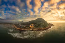 Hiện nay, dù vẫn chưa phát triển du lịch quy mô lớn, nhưng làng chài Tân Phụng bắt đầu có vài homestay do người dân địa phương làm chủ, phục vụ du khách theo kiểu “nhà trong làng”. Không có phòng sang trọng, điều hòa hay tiện nghi hiện đại, nhưng bù lại là tiếng sóng biển rì rào, gió biển mát lành và không khí trong lành, rất thích hợp cho các kỳ nghỉ dưỡng ngắn ngày. Ảnh Quan Nguyễn