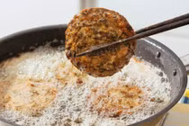 Nhìn qua có phần “rợn người”, ăn vào lại để nhớ, rươi trở thành một trong những đặc sản tiêu biểu phản ánh rõ nét bản sắc ẩm thực Hải Phòng. Trong miếng chả rươi hay bát mắm rươi không chỉ có hương vị của phù sa, mà còn gói ghém nhịp sống mùa vụ và kinh nghiệm ẩm thực được truyền lại qua nhiều thế hệ. Ảnh tcdulichtphcm