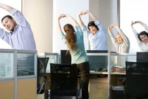 Giãn cơ ngắn mỗi ngày, 'liều thuốc' đơn giản cho cột sống của dân văn phòng