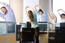 Giãn cơ ngắn mỗi ngày, 'liều thuốc' đơn giản cho cột sống của dân văn phòng