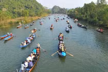 Du khách đổ về các điểm tâm linh đầu năm, tour ngắn ngày lên ngôi