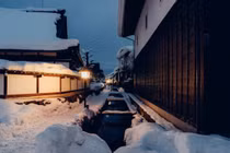 Thị trấn này còn được nhiều người biết đến khi trở thành nguồn cảm hứng cho bối cảnh trong bộ phim hoạt hình nổi tiếng “Your Name”. Ga Furukawa hay đền Keta Wakamiya là những điểm đến quen thuộc của du khách yêu điện ảnh, những người tìm về đây để “sống lại” các khung hình lãng mạn trong phim. Bên cạnh đó, trải nghiệm bện dây Kumihimo – một nghề thủ công truyền thống của địa phương – cũng mang đến cho du khách cơ hội chạm vào đời sống văn hóa bản địa, nơi sự tỉ mỉ và tinh thần gắn kết được thể hiện qua từng sợi dây đan. Ảnh JNTO