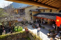 Lô Lô Chải đông như hội, du khách xếp hàng 'săn' góc sống ảo