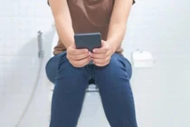"Cắm rễ" trong toilet mỗi ngày... âm thầm rước họa vào thân
