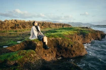 Vẻ đẹp của Hòn Đỏ không nằm ở sự hào nhoáng, mà ở nét nguyên sơ và những khoảnh khắc giao hòa giữa đá, rêu, biển và ánh sáng. Với những ai đang tìm kiếm một điểm đến yên bình, khác lạ, nơi đây là lựa chọn đáng cân nhắc trong hành trình khám phá miền duyên hải. Ảnh Lương Phong