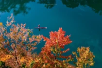 Đông về, ghé hồ Bản Viết ngắm mùa lá đổi màu