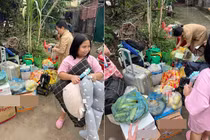 Gia đình Hà Nội mang cả “quán tạp hóa” đi Hạ Long nghỉ dưỡng