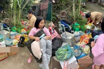 Gia đình Hà Nội mang cả “quán tạp hóa” đi Hạ Long nghỉ dưỡng