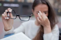 Nhìn mờ suốt 1 tháng, đi khám mắc u tuyến yên nguy hiểm