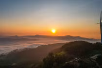 Giữa bạt ngàn chè xanh, sự xuất hiện của những tua-bin khiến toàn cảnh thêm phần ấn tượng, giống như một “khu vườn năng lượng” nằm giữa cao nguyên lộng gió. Ảnh Internet