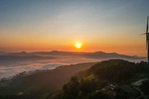 Giữa bạt ngàn chè xanh, sự xuất hiện của những tua-bin khiến toàn cảnh thêm phần ấn tượng, giống như một “khu vườn năng lượng” nằm giữa cao nguyên lộng gió. Ảnh Internet