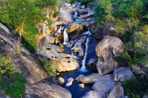 Khánh Hòa vốn nổi tiếng với biển xanh và nắng vàng, nhưng Hồ Vô Cực lại mang đến một diện mạo khác – hoang sơ, bí ẩn và đầy thử thách. Ảnh Tố Đen