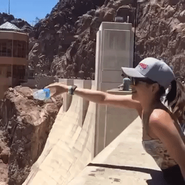 Nhiều du khách khi đến đập Hoover Dam đã làm thí nghiệm này