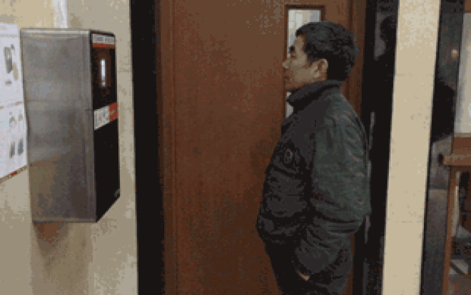 Sau khi đứng vào cho máy nhận diện khuôn mặt, người đi vệ sinh sẽ nhận được 40cm giấy vệ sinh từ chiếc máy nhả giấy tự động.