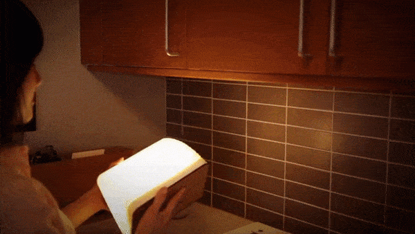 Đèn sách Lumio có thể dùng được khá nhiều kiểu.