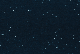 Tiểu hành tinh bay ngang bầu trời qua ống kính của một người quan sát - ảnh: DAILY MAIL