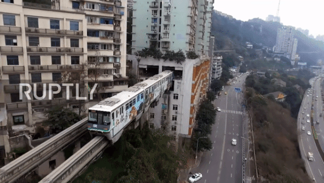 Trung Quốc luôn được biết đến sở hữu những công trình sáng tạo, và mới đây, tuyến đường sắt, tàu chạy "xuyên thủng" tòa nhà chung cư 19 tầng ở thành phố Trùng Khánh càng khiến cho người khác kinh ngạc.