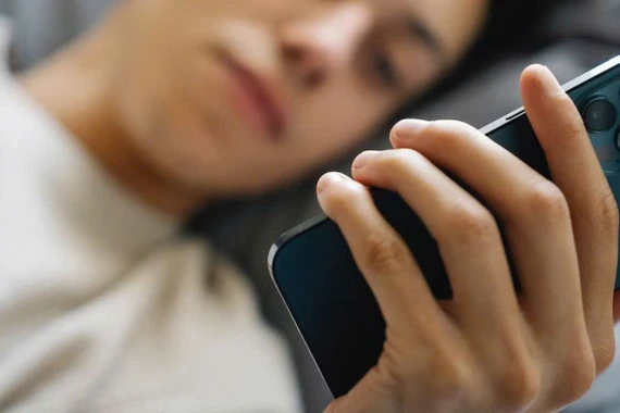Làm thế nào để bỏ thói quen mở điện thoại ngay sau khi thức dậy?