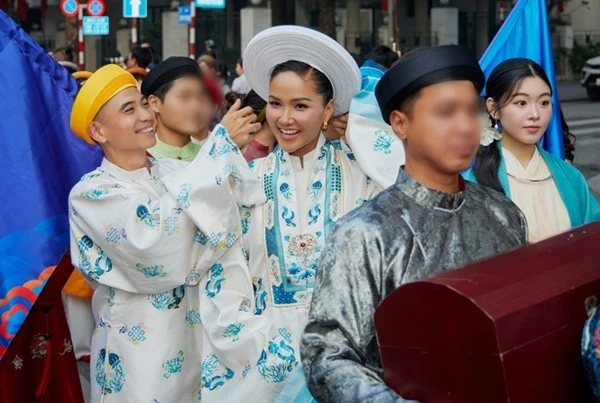 Hoa hậu H’hen Niê được chồng giúp chỉnh sửa phục trang tại sự kiện