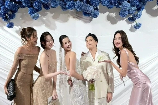 Sao Việt mặc gợi cảm, chúc mừng Á hậu Hương Ly lên xe hoa