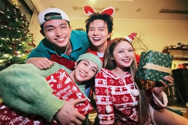 Ca sĩ Jun Phạm đón Giáng sinh bên hội bạn thân