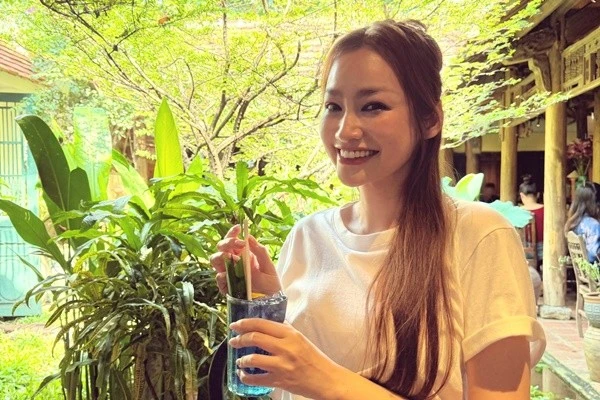 Hoa hậu Trúc Diễm trở về Việt Nam thăm gia đình