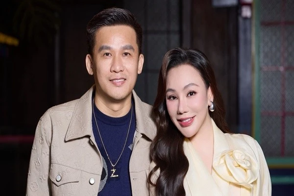 Hồ Quỳnh Hương sánh đôi cùng chồng doanh nhân tại sự kiện