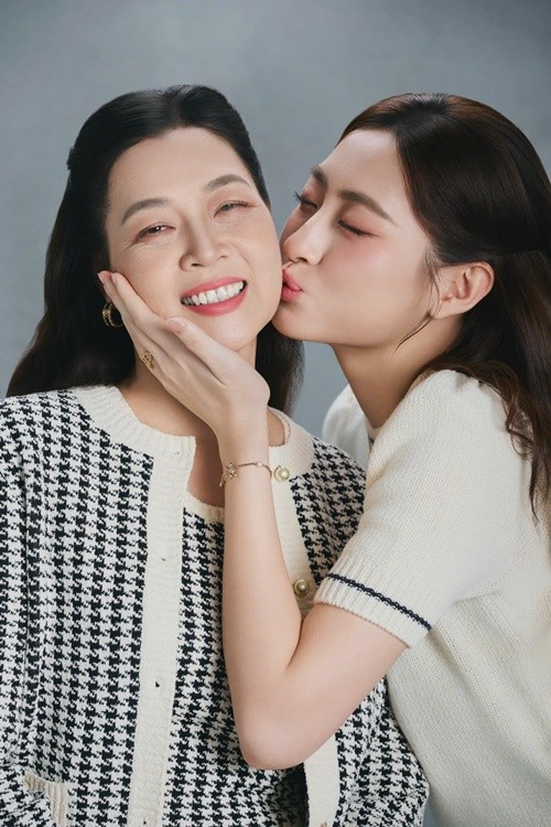 Theo Vietnamnet, năm 2023, mẹ đẻ của Lương Thùy Linh là Giám đốc Kho bạc Nhà nước tỉnh Cao Bằng. Ảnh: Sen Vàng.