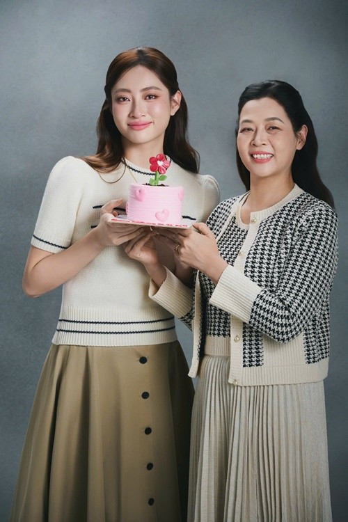 Lương Thùy Linh tâm sự, càng lớn, cô mới nhận ra, niềm vui không còn là những món quà to lớn, mà là mỗi sáng thức dậy biết bố mẹ vẫn khỏe mạnh, mỗi lần gọi điện về, vẫn nghe giọng nói ấm áp từ đấng sinh thành. Ảnh: Sen Vàng.