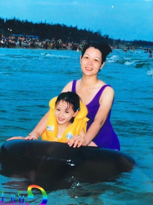 “Cảm ơn ba mẹ, vì luôn ở đó, chờ đợi, lo lắng, yêu thương, hy sinh… ngay cả khi chị em con không thể ở bên mỗi ngày”, Lương Thùy Linh nhắn nhủ bố mẹ. Ảnh: Sen Vàng.