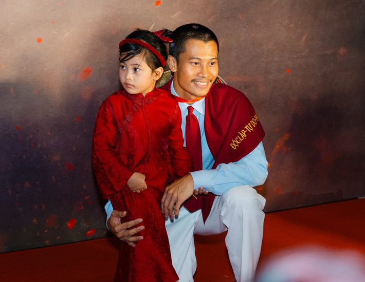 Gần đây, trong một số buổi quảng bá phim Mưa đỏ, diễn viên Phương Nam đưa con gái Nguyên Ốc đi cùng. Ảnh: FB Gia đình Nguyên Ốc.