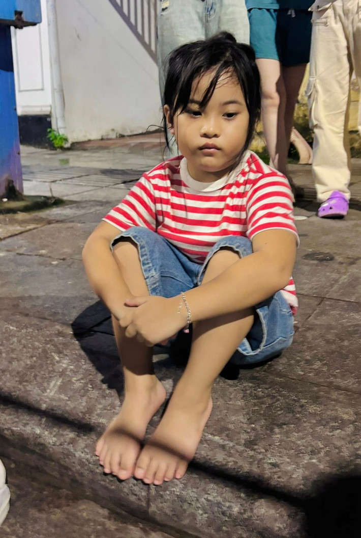 Diễn viên Phương Nam đăng tải hình ảnh con gái xem diễu binh, diễu hành vừa qua. Ảnh: FB Phương Nam.